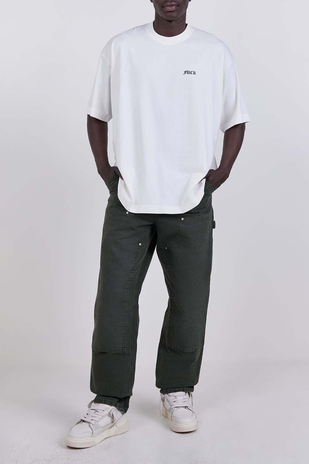 תמונת כל הלוק של חולצת טי